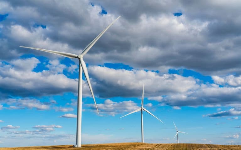 미국 재생에너지 사업 (renewable energy projects 혹은 “clean energy projects)에 대한 세무투자(tax equity)는  주로 미국내 은행들에 의해 이루어져왔으며, 재생에너지의 중요한 자금원으로 작용해왔습니다. 인플레이션 감소 법안(IRA: Inflation Reduction Act)은 연방 세제 혜택을 다양한 재생가능 및 탄소 감축 기술 및 첨단 에너지 장비의 국내 제조에까지 확대하였습니다. IRA의 목표를 달성하기 위해 많은 예측가들은 현재 연간 $20 billion 달러 규모의 Tax equity 시장이 $50 billion로 증가될 충분한 요구가 있다고 예상하고 있습니다.