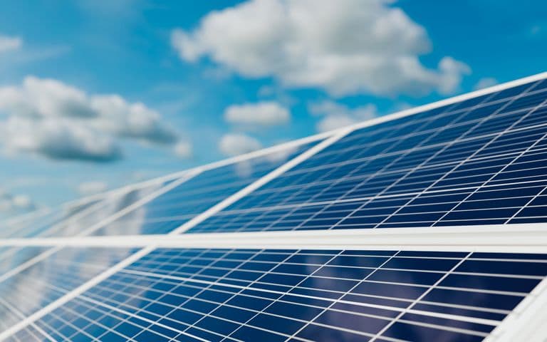 재생에너지 프로젝트는 일반적으로 안정적인 계약 수익, 변동성이 적은 운영 비용, 비교적 예측 가능한 현금 흐름의 특징을 가지고 있습니다. 이러한 프로젝트들은 종종 LLC 형태로 설립되며 파트너십으로 세금이 부과됩니다. 하지만 대부분의 경우 프로젝트 후원자는 해당 프로젝트에 적용되는 투자 세액 공제 (ITC), 생산 세금 공제 (PTC) 및 기타 세액상 이점(예. state and local tax incentives)을 효과적으로 활용할 수 있는 충분한 세금 부담이 없습니다. 따라서 프로젝트 후원자는 구조화된 tax equity거래를 통해 LLC의 지배권 없는 수익 기반 지분(non-controlling passive interests)을 세무투자자에게 매각합니다. 이러한 구조는 세무투자자가 프로젝트 자본 비용의 상당 부분을 자금 지원하고, 주로 사용 가능한 tax credit 및 기타 세제햬택으로 구성된 사전 협의된수익률(pre-negotiated rate of return)을 받을 수 있도록 설계되었습니다. 세무투자는 재생에너지 프로젝트 전체 (capital stack으로도 불리는) 자금 조달의 약 1/3 ~ 2/3을 차지합니다.