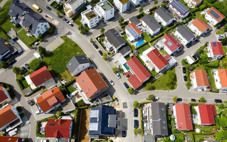 지역사회 개편 세제 감면법(Community Renewal Tax Relief Act of 2000)의 일환으로 의회에서 제정된 신규 시장 세액 공제(New Market Tax Credit , 이하 “NMTC”) 프로그램은 美연방세법IRC section 45D(e)(2)는 빈곤율이 최소 20%이거나, 중위 가족 소득이 중위 가족 소득의 80%를 초과하지 않는 저소득 지역(low-income areas)에 대한 투자를 제공하도록 개정되었습니다.