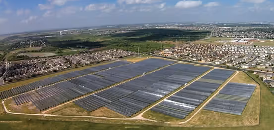 과거에는 (규모가 큰 재생 에너지 프로젝트의 경우) 수억 달러에 달하는 세액 공제를, 재생 에너지 프로젝트 소유주만 자체 프로젝트에서 발생하는 세액 공제를 활용할 수 있었습니다.     하지만 대부분의 재생 에너지 인프라 투자자들은 이러한 상당한 세액상 이익을 효과적으로 활용할 만큼 납부해야할 과세소득과 그에 따른 세금액이 충분하지 않았습니다.     이러한 상황을 해결하기 위해 세무투자(tax equity) 파트너십이 생겨났습니다. 이는 프로젝트 개발자와 대기업 (보통 은행)이 세액 공제를 창출하는 자산에 공동 투자하는 파트너십을 말합니다.  미국의 파트너십 세법은 파트너십 구성원 간에 1. 현금 흐름(cash flow)과 2. 과세 소득(taxable income) 및 세액 공제(tax credit)을 별도로 분배할 수 있도록 허용하기 때문에, 이러한 파트너십을 통해 프로젝트 현금 흐름 대부분은 개발자에게, 세액 손실 및 세액 공제 대부분은 세무투자자에게 배분됨으로써 미국 재생 에너지 자산에 부여되는 상당한 세액상 이익을 효과적으로 활용할 수 있었습니다.